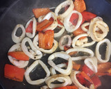 Foto del paso 2 de la receta: Calamares con tomate y pimiento