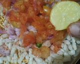 A picture of step 3 of Mudhi (bhelpuri).