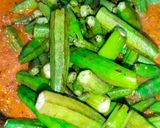 A picture of step 3 of Karahi bhindi.