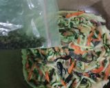 Foto langkah ke 4 dari resep Zucchini Ear Mushroom and Carrot Omelet.