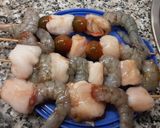 Foto del paso 2 de la receta: Brochetas de rape, vieiras y langostinos