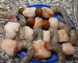 Foto del paso 2 de la receta: Brochetas de rape, vieiras y langostinos