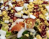 Foto del paso 2 de la receta: Ensalada de brotes tiernos, aguacate y huevo duro