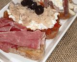 Foto del paso 5 de la receta: Trío de tostadas: bonito, anchoas y jamón