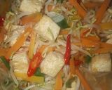 Foto langkah ke 5 dari resep Tumis taoge wortel tahu.