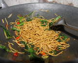 Foto langkah ke 3 dari resep Mie Goreng Jawa Pedas Enak / mie tek tek pedas.