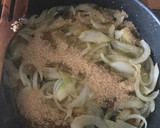 Foto del paso 2 de la receta: Hojaldre con cebolla caramelizada, queso de cabra y virutas de jamón