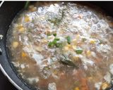 চিলি গার্লিক চিকেন স্যুইটকর্ণ স্যুপ(chilli garlic chicken sweetcorn soup recipe in Bengali) রেসিপির ধাপ 7 ছবি