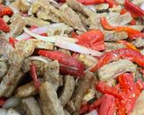 صورة لخطوة 3 من وصفة لحم ستراجانوف مع البصل والفلفل الاحمر 🥩🌶️🧅🧄🫚🧈