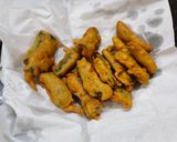 मिर्ची और प्याज़ के पकौड़े (Mirchi aur pyaz ke pakode recipe in Hindi) रेसिपी चरण 3 फोटो