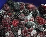 Pas rețetă Salată de pepeni, ananas și măr, cu sos de mure negre 1 fotografie