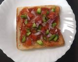 चीजी ब्रेड पिज़्ज़ा (cheesy bread pizza recipe in Hindi) रेसिपी चरण 2 फोटो