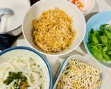 Hình bước làm 2 của món “Bánh tằm” bì làm từ mì udon