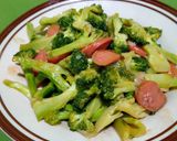 Foto langkah ke 4 dari resep Tumis Brokoli dan Sosis.
