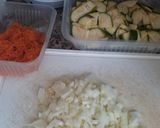 Foto del paso 1 de la receta: Tortilla de zapallitos, verduras varias y queso