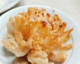 Hình bước làm 2 của món Củ hành chiên hoa sen