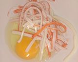รูปขั้นตอนการทำที่ 1 ของ ขนมปังปิ้งหน้าไข่ปูอัด (Toast Topped with Egg and Crab Sticks)