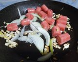 Foto langkah ke 2 dari resep Sosis Telur Asam Manis.
