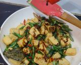Foto langkah ke 5 dari resep Tumis Tahu & Kacang Panjang.