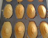 Une image de l'étape 2 de Petites madeleines aux fleurs blanches.