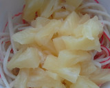 Foto del paso 2 de la receta: Sandwiche de surimi y piña con lechuga