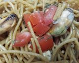 A picture of step 4 of Garlic Pasta with Mussels.