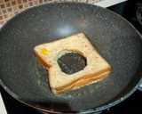Foto langkah ke 4 dari resep Egg in Hole French Toast.