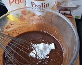 Une image de l'étape 2 de Moelleux chocolat, poires.