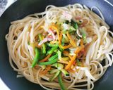 Foto del paso 6 de la receta: Tallarines con verduras y huevo escalfado