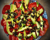 Foto del paso 4 de la receta: Ensalada de tomate rosa con tartar de algas y aguacate