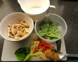 รูปขั้นตอนการทำที่ 1 ของ ไก่ผัดพริกแกงเขียวหวาน+ข้าวไรซ์เบอรี่