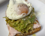 Foto del paso 4 de la receta: Tostada de desayuno saludable con huevo poché