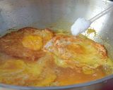 Foto langkah ke 6 dari resep Telur Ceplok Kuah Acar Kuning.