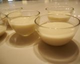 Foto del passaggio 5 della ricetta Panna cotta alla salsa di te matcha molto semplice