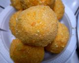 Foto langkah ke 5 dari resep Bola Nasi Isi Telur.