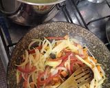 Foto del paso 2 de la receta: Pasta vegana con tempeh y vegetales salteados :)