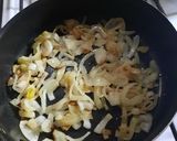 Foto del paso 1 de la receta: Huevo con salsa y salchichas