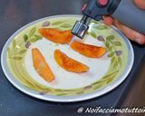 Foto del passaggio 3 della ricetta Finger Food - Crostino ai 4 cereali con caprino, coppa all'amarone e albicocche caramellate