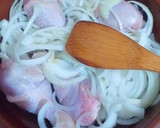 Foto del paso 2 de la receta: Muslos de pollo en salsa ligera cebollas y toque de especias