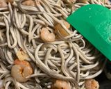 Foto del paso 2 de la receta: Tartaletas de gulas, gambas al ajillo y huevo de codorniz