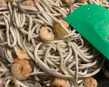 Foto del paso 2 de la receta: Tartaletas de gulas, gambas al ajillo y huevo de codorniz