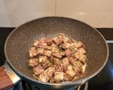 Foto langkah ke 2 dari resep Saikoro Steak with BBQ Sauce.