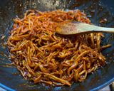 🇰🇷 🍤 Koreai csípős szárított tintahal csíkok (Ojingeochae Bokkeum, 오징어채 볶음) 🌶 recept fázis 5 fotója