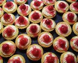 Vaníliás mascarponés kosárka cseresznye öntettel recept fázis 9 fotója