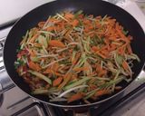 Foto del paso 4 de la receta: Guisito de fideos con pollo y verduras agridulce