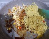 Foto langkah ke 3 dari resep Mie Goreng Ayam dan Rumput Laut.