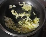 Foto langkah ke 2 dari resep Spaghetti al Salmone in Bianco.