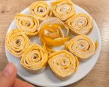 Hình bước làm 1 của món Trứng cuộn hoa hồng