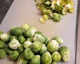 Une image de l'étape 2 de Poêlée de choux de bruxelles au lard.