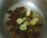 A picture of step 2 of Khajur aur imli ki meethi chutney.
